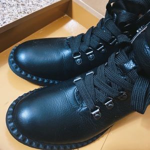 Like New 100% Leather women Boots